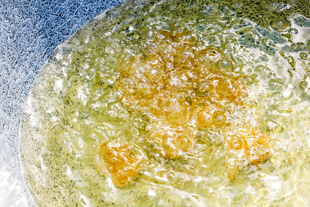 Кип'ятіння олії в сковороді для приготування вуличної їжі
 - Фото, зображення