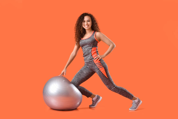 Gyönyörű fiatal nő edzés fitness labda a színes háttér - Fotó, kép