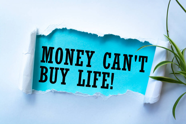 Σημάδι κειμένου που δείχνει ότι τα χρήματα δεν μπορούν να αγοράσουν τη ζωή! - Φωτογραφία, εικόνα