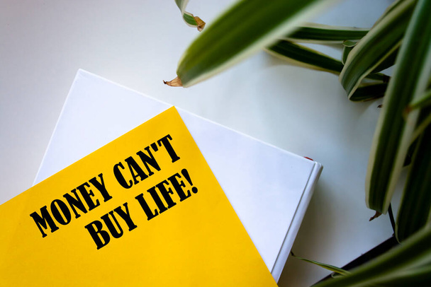 Текстовий знак, який показує, що гроші не можуть купити життя
! - Фото, зображення