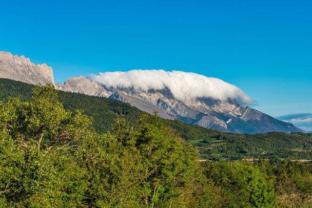 Landschapsbeeld bij Saint Baudille et Pipet, vereniging van gemeenten van Trieves in Vercors, Franse Alpen, Frankrijk in Europa - Foto, afbeelding