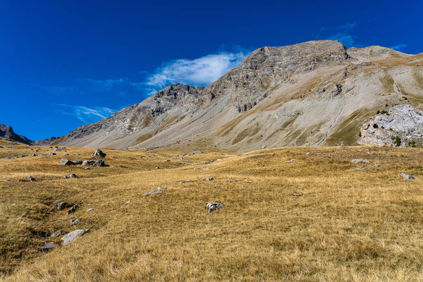 Panorama del Passo Col de la Cayolle e delle montagne circostanti nelle Alpi Marittime in Francia - Foto, immagini