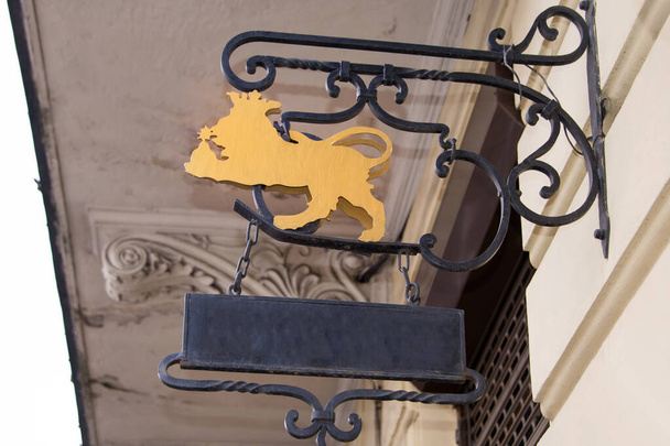 Elementit arkkitehtoniset koristeet rakennusten, vanha kyltti aluksella leijona, julkisilla paikoilla Lviv, Ukraina - Valokuva, kuva
