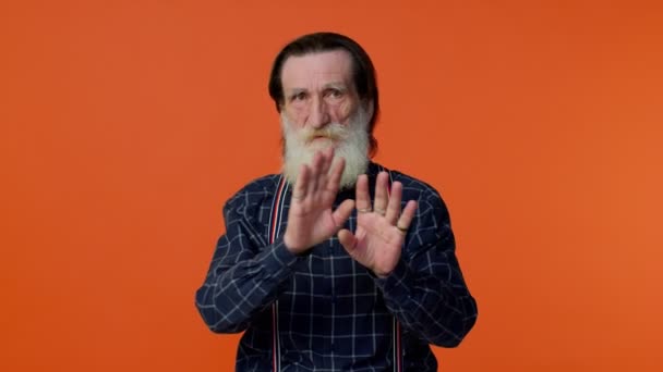 Verwirrter älterer bärtiger Mann, der selbst mit den Fingern zeigt, fragt mich, wem ich nein danke ich brauche es nicht - Filmmaterial, Video
