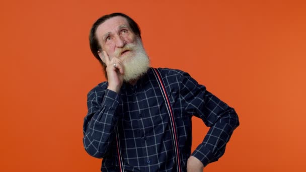 Zweifelnder reifer alter Großvater grübelnd, sich im Kopf einbildend, schwierige Lösung fragend - Filmmaterial, Video