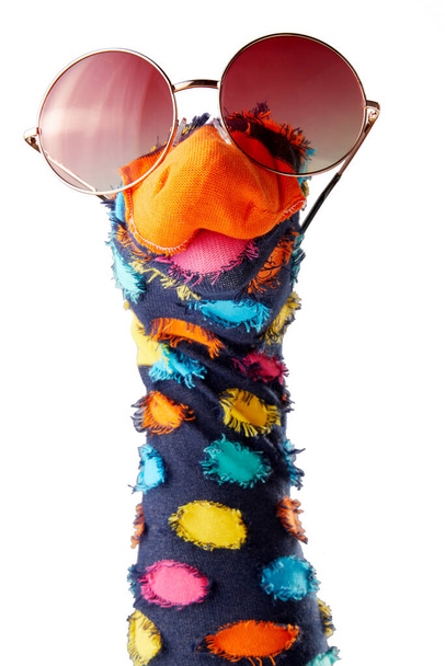 Dappled värikäs sukka nukke aurinkolasit eristetty valkoisella pohjalla - Valokuva, kuva