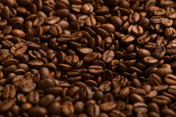 Куча темных жареных кофейных зерен - Фото, изображение