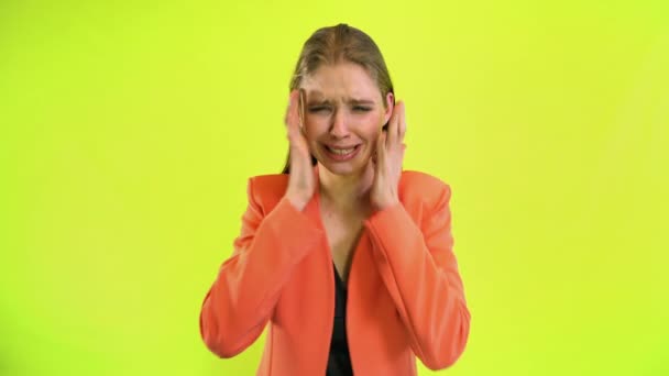 Ból ucha i ból głowy kobieta zakrywające uszy w studiu kosmicznym - Materiał filmowy, wideo