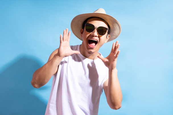 Retrato de hombre asiático guapo con gafas de sol, concepto de vacaciones de verano - Foto, imagen