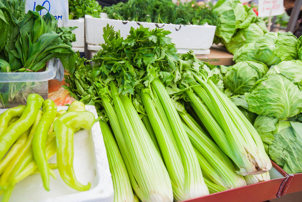 Celer řapíkatý, zelená zelenina, zdravé potraviny, připravené k prodeji na místním trhu  - Fotografie, Obrázek