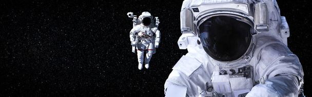 Astronautti avaruusmies tehdä avaruuskävelyä työskennellessään avaruusasemalle - Valokuva, kuva