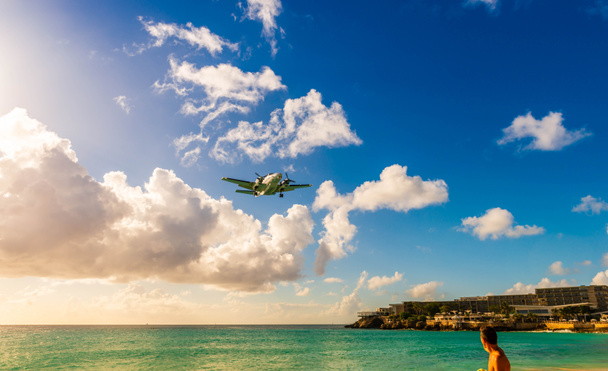 Landung eines Flugzeugs vom Strand von Maho auf der Insel Saint Martin in der Karibik - Foto, Bild