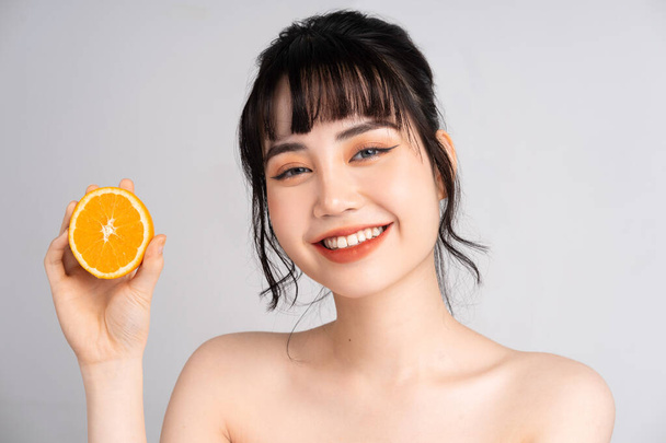 Young Asian woman skincare with orange - Foto, afbeelding