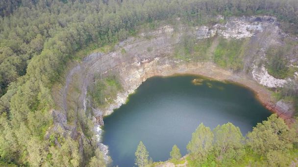 Czarne jezioro dusz starych ludzi. Danau Abutu w głębokim kraterze wulkanu Kelimutu. Jezioro wulkaniczne Kelimutu w Indonezji - Zdjęcie, obraz