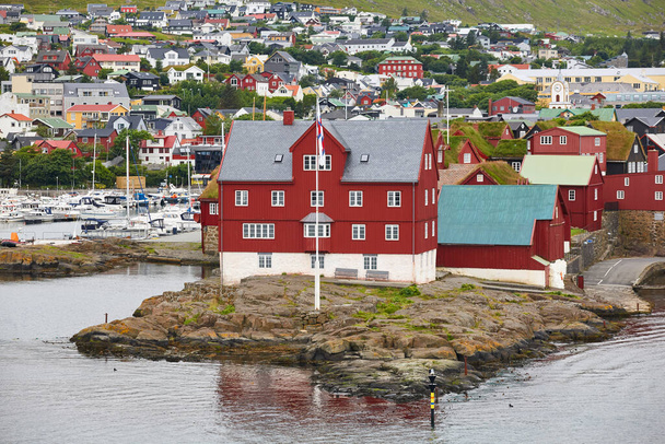 De hoofdstad van de Feroe eilanden, Torshavn. Haven en centrum. Streymoy zuidelijk gebied - Foto, afbeelding