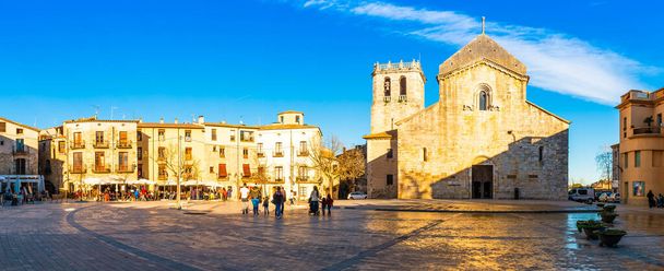 Panorama des Platzes mit der Kirche des heiligen Vinzenz von Besal im Zentrum des mittelalterlichen Dorfes, Katalonien, Spanien - Foto, Bild