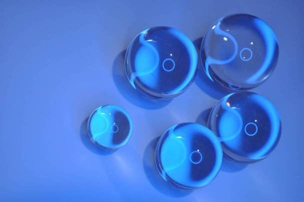 Bola de cristal con iluminación brillante y fondo lujoso - Foto, Imagen