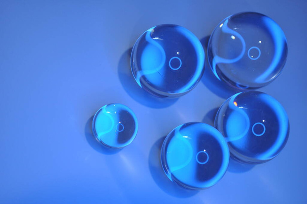 Křišťálová skleněná koule s brilantním osvětlením a luxusním pozadím - Fotografie, Obrázek
