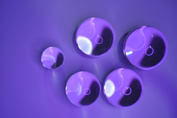 Bola de cristal con iluminación brillante y fondo lujoso - Foto, Imagen