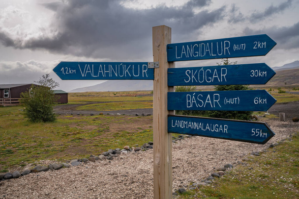 Señalización en el valle de Thorsmork, Islandia, dando indicaciones al famoso sendero de Laugavegur. - Foto, Imagen