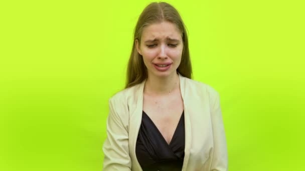 Vrouw met buikpijn en krampen huilend in de ruimte studio - Video