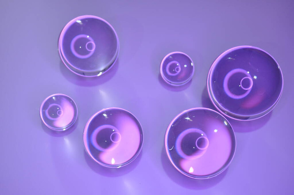 Křišťálová skleněná koule s brilantním osvětlením a luxusním pozadím - Fotografie, Obrázek