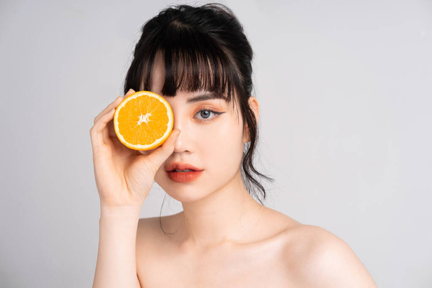 Jovem mulher asiática skincare com laranja - Foto, Imagem