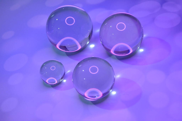 Bola de vidro de cristal com iluminação brilhante e fundo luxuoso - Foto, Imagem