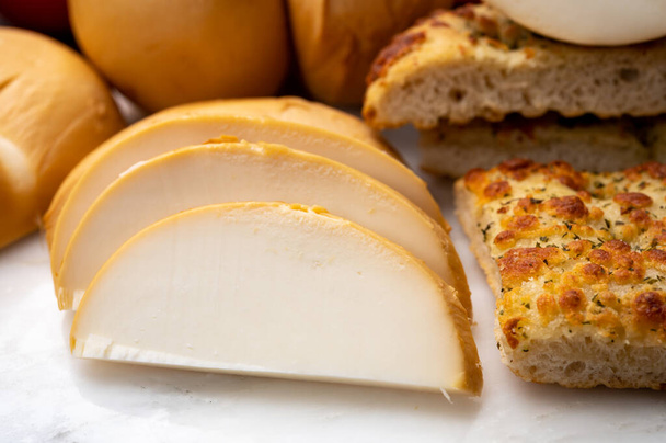 Kolekcja serów, włoski żółty wędzony caciocavallo lub ser scamorza z Apulii - Zdjęcie, obraz