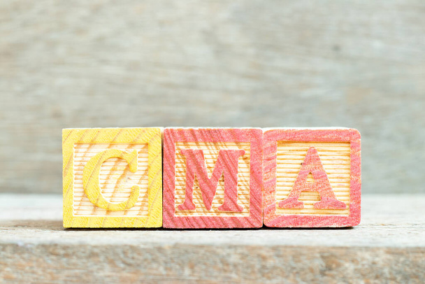 Color alfabeto letra bloque en la palabra CMA (Abreviatura de Contador de gestión certificada, Autoridad de competencia y mercados o Asistente médico certificado) sobre fondo de madera - Foto, imagen