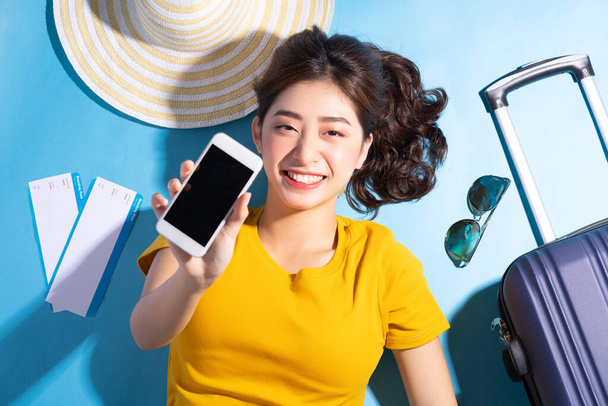 Junge Asiatin auf blauem Hintergrund, Sommer- und Reisekonzept - Foto, Bild