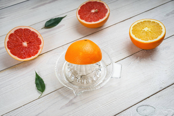 Manual Glass Citrus Juicer and Citrus Fruit. - Valokuva, kuva