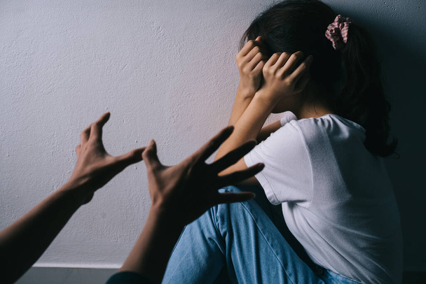 Mujer asiática abrazándose la cara y llorando por la violencia de su novio - Foto, imagen