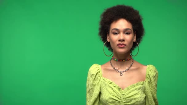 Afroamerykanka kłócąca się na zielono  - Materiał filmowy, wideo