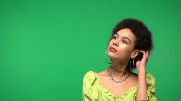 Mujer afroamericana pensativa aislada en verde  - Metraje, vídeo