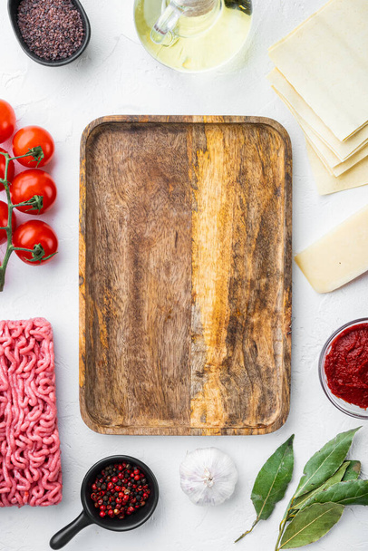 Vlees lasagne ingrediënten set, op witte steen achtergrond, bovenaanzicht, plat lay, met kopieerruimte voor tekst - Foto, afbeelding