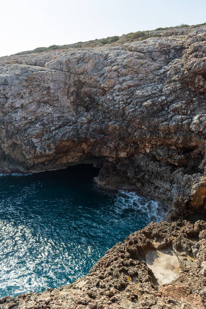 paisaje marino, acantilado en el mar Mediterráneo, grandeza de la naturaleza - Foto, imagen