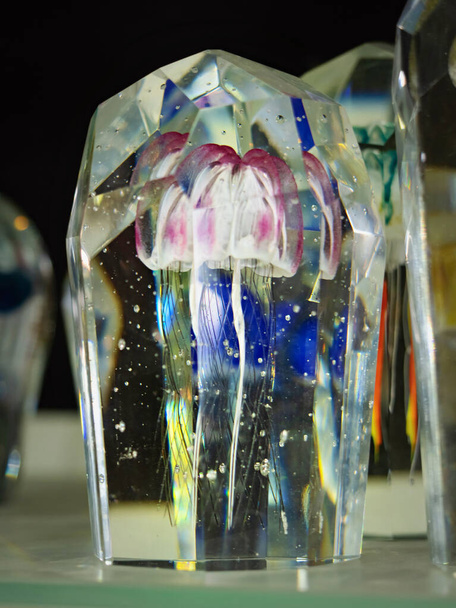 Verfluchte Quallen in Kristallglas. Briefbeschwerer aus Glas und glasiges Ornament auf dem Kaminsims oder auf dem Schreibtisch des Direktors. Ausstellung von handgemachtem Glas - Foto, Bild