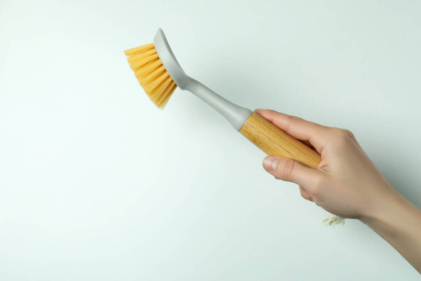 Femmina mano tenere spazzola eco friendly su sfondo bianco - Foto, immagini