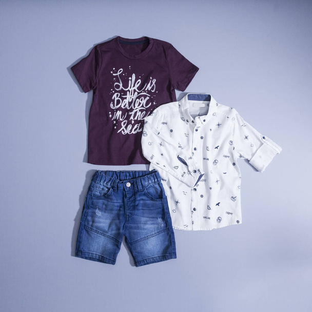 Kindermode - Kleiderset für Kleinkinder: Shorts und T-Shirt. - Foto, Bild