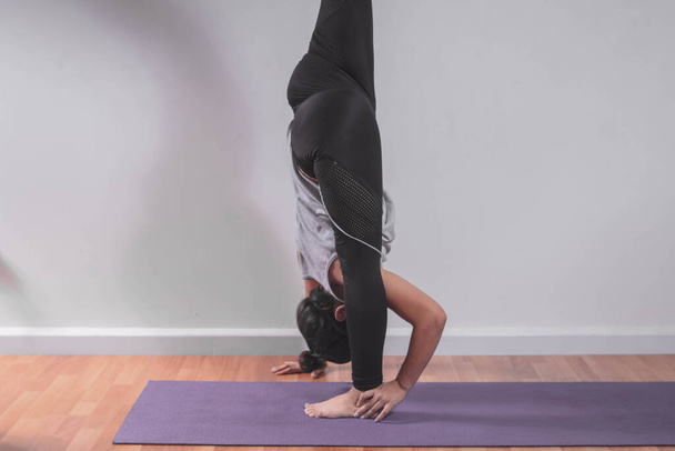 Молода жінка практикує йогу в студії
 - Фото, зображення