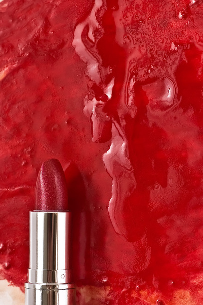 rode lippenstift met glans - Foto, afbeelding