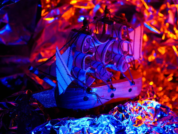 Figurine de navire de collection en couleur or. art. modèle de navire. Macro. - Photo, image