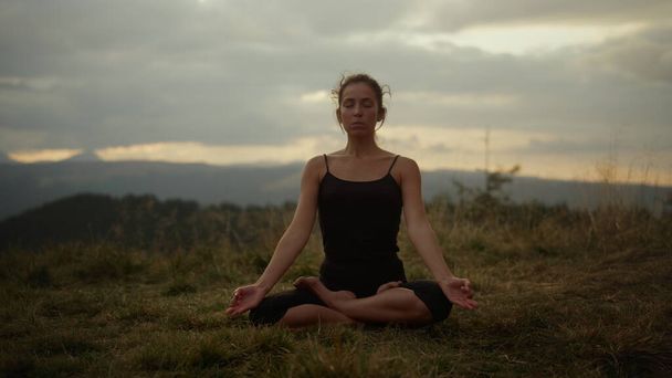 Mujer yoga con los ojos cerrados meditando. Fit mujer haciendo namaste yoga pose - Foto, imagen