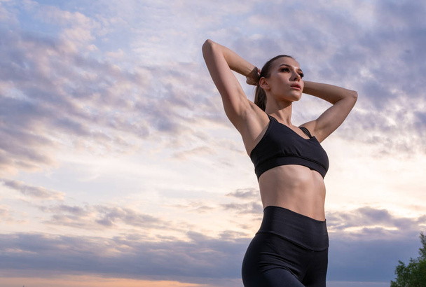 fitness en lifestyle concept - vrouw die buiten sport op een strand  - Foto, afbeelding