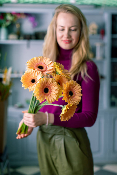  Bouquet of bright gerbera flowers in hand. Floral shop concept  - Zdjęcie, obraz