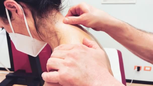 Massage du cou au centre de thérapie en cas de pandémie covid - Séquence, vidéo
