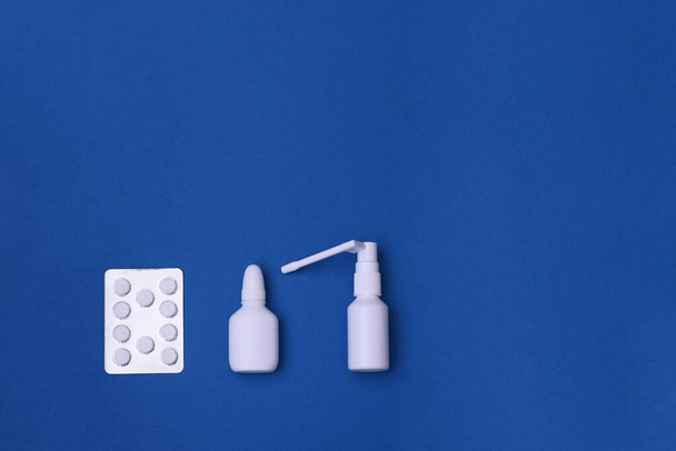 medicamentos para los resfriados y la gripe. aerosol nasal, aerosol de garganta, tabletas en el paquete. burla para arriba - Foto, imagen