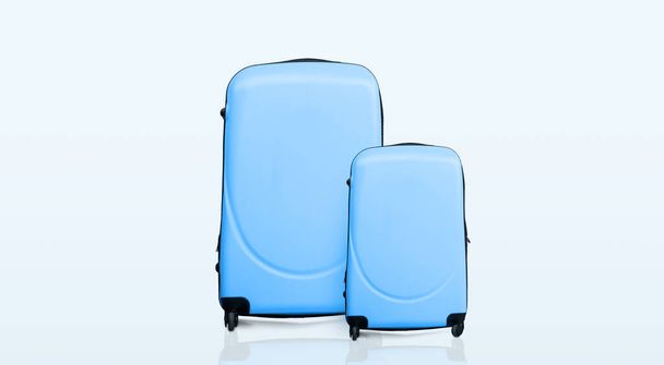 Dva modré kufry přes modré pozadí, panorama s kopírovacím prostorem - Fotografie, Obrázek
