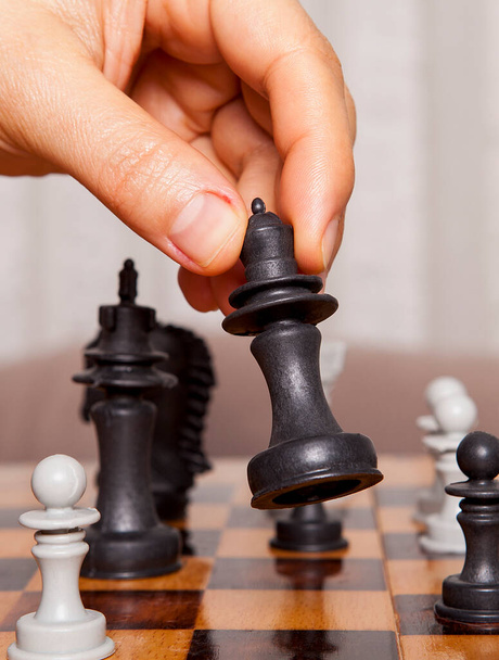  チェスゲームをしている女性は彼の動きを作る。事業戦略・戦術の概念. - 写真・画像